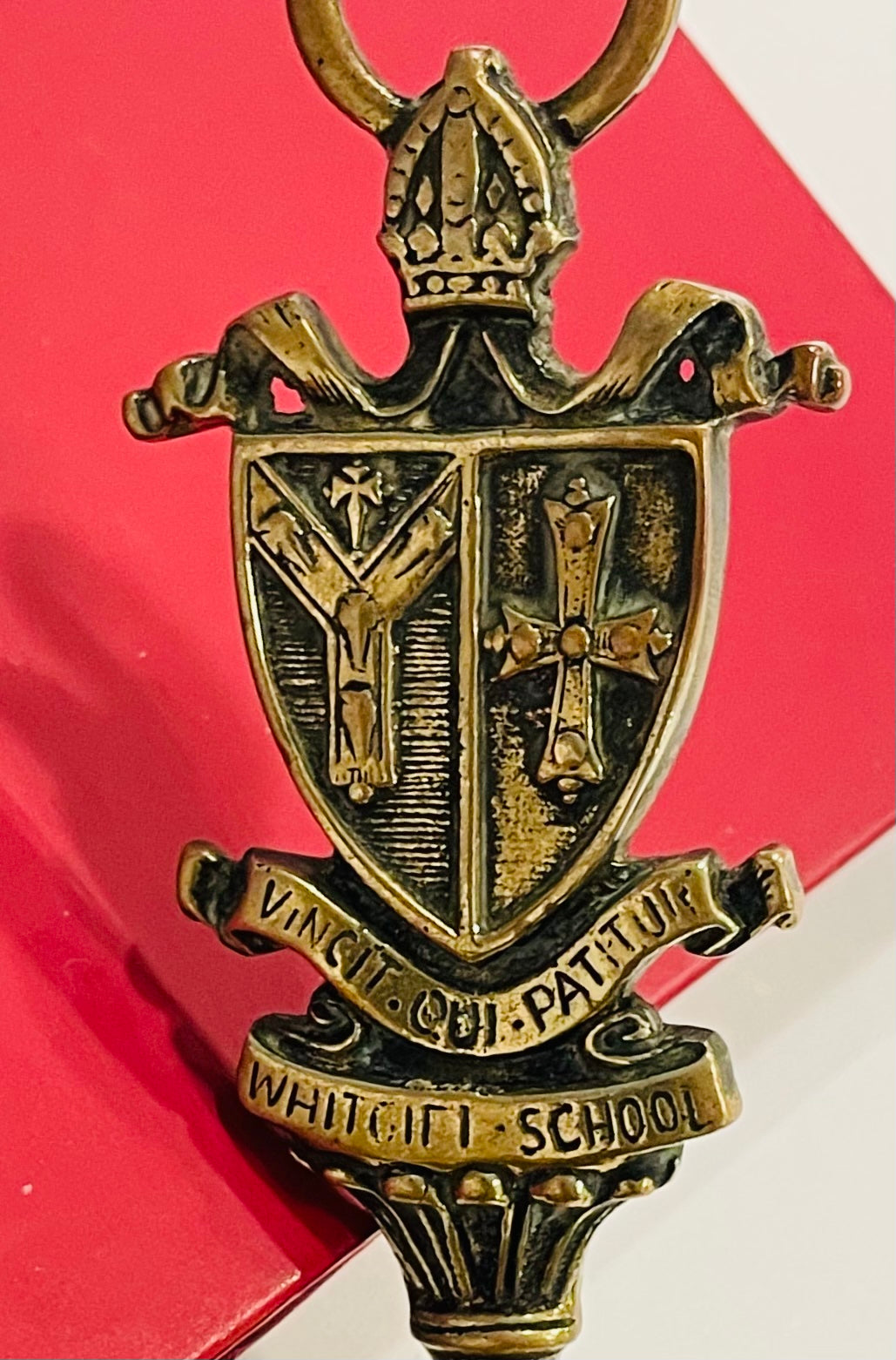 Vincit Qui Patitur Whitgift School Figurative Crest Novelty Brass Tray