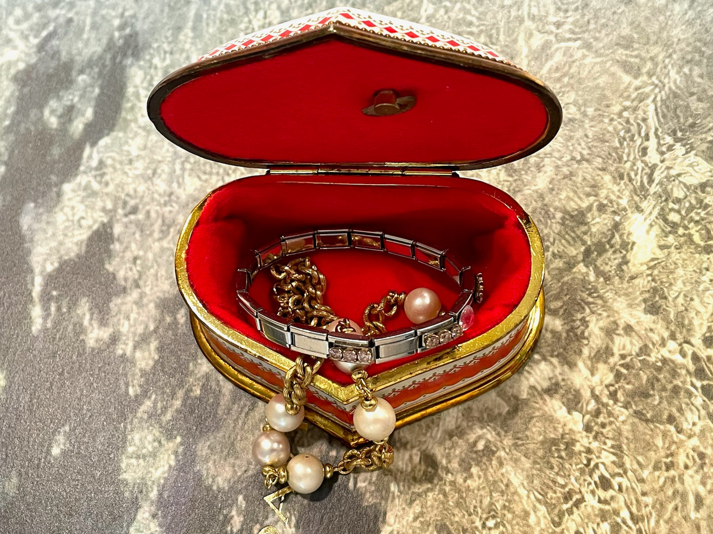 Enamel Heart Sankyo Musical Jewelry Box Horse Medallion