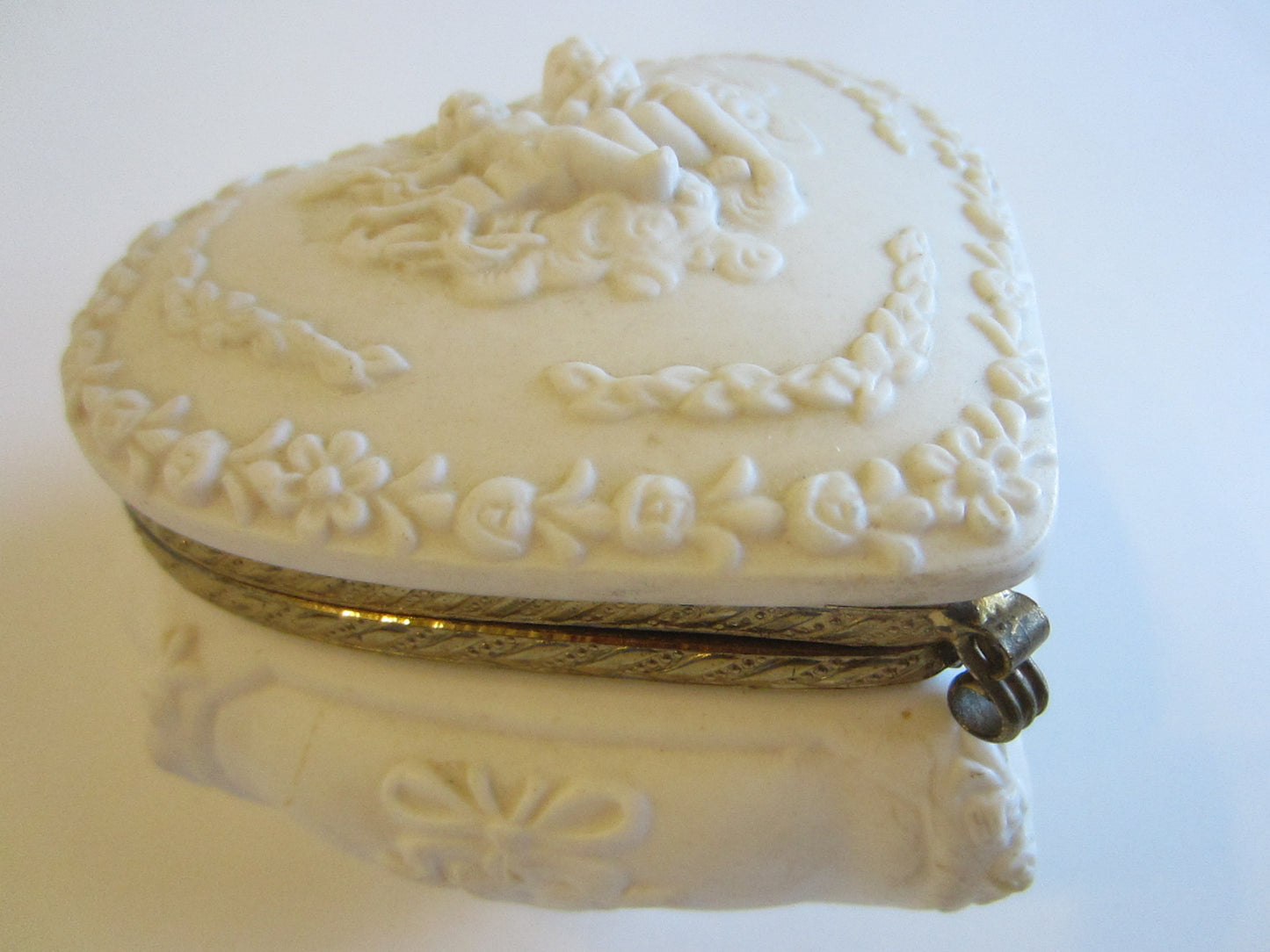 Majolica Figures Putti White Ceramic Heart Shape Jewelry Box Brass Hardware - Designer Unique Finds 