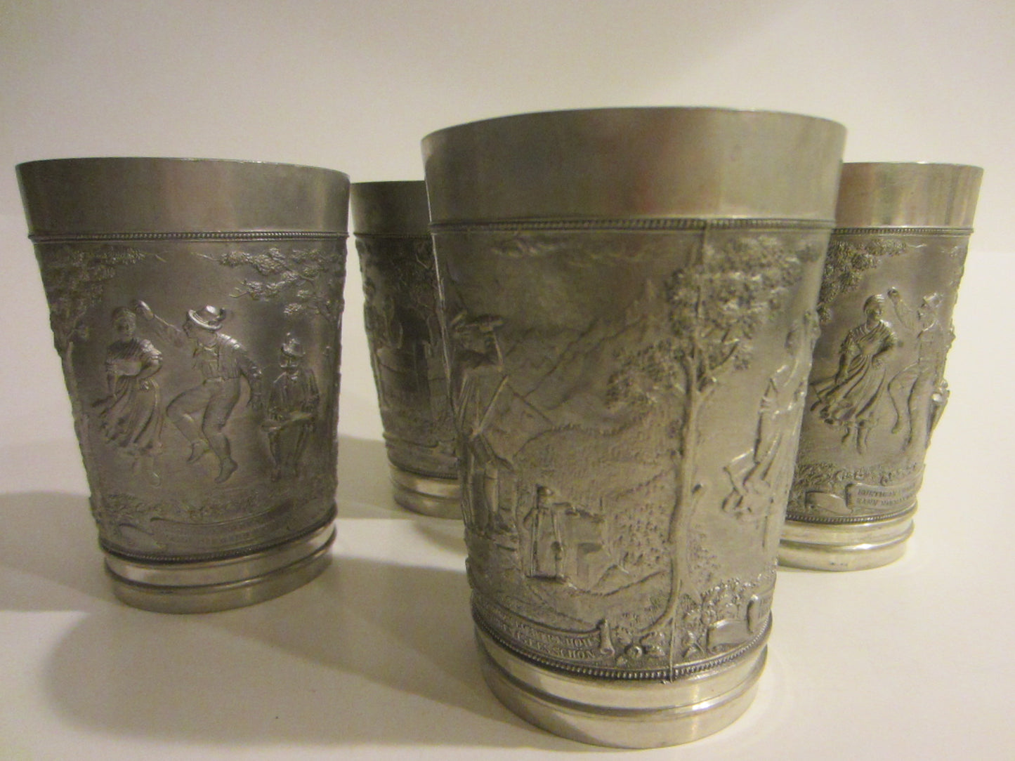 Pewter Tumblers Set Descriptive Figurative Foundry Marks Ein Zinn AUF DEN FREIEN