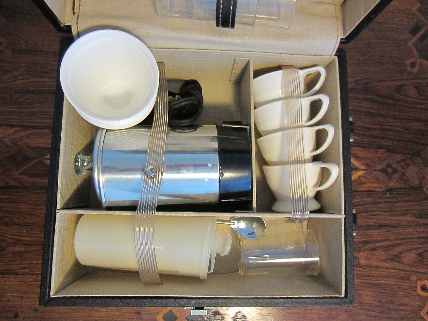 Trans World Creation California Carry On Vinyl Traveling Picnic Set - Designer Unique Finds 